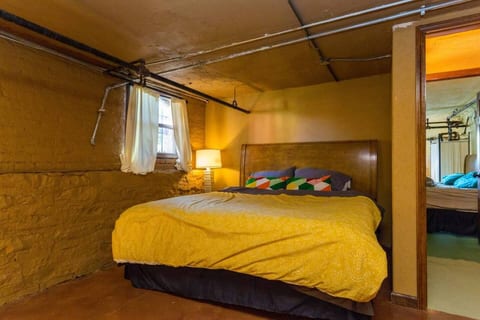 Egyptian Room - Free Parking, 1 block to CTA