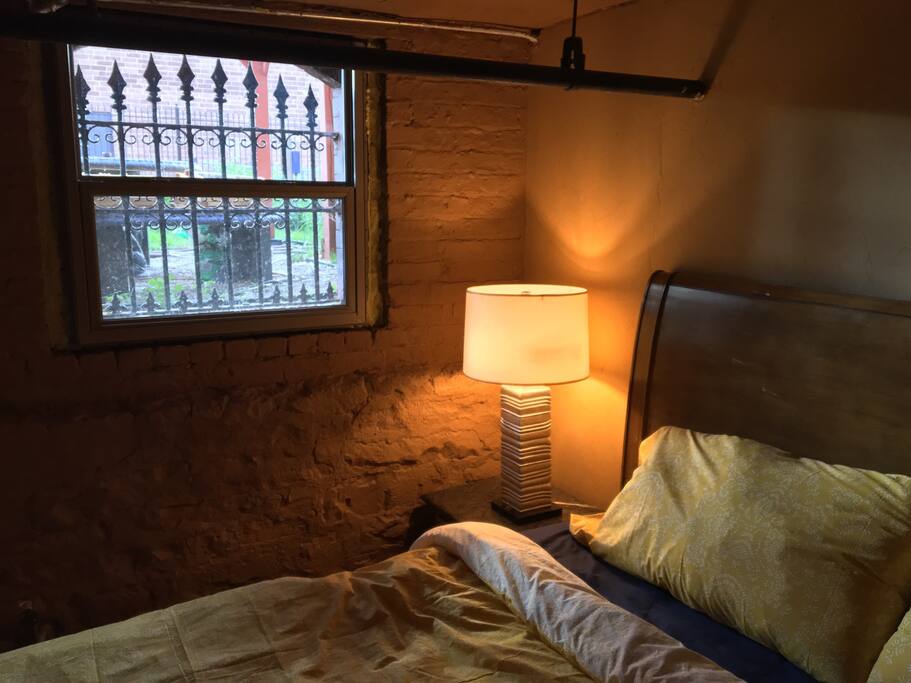 Egyptian Room - Free Parking, 1 block to CTA