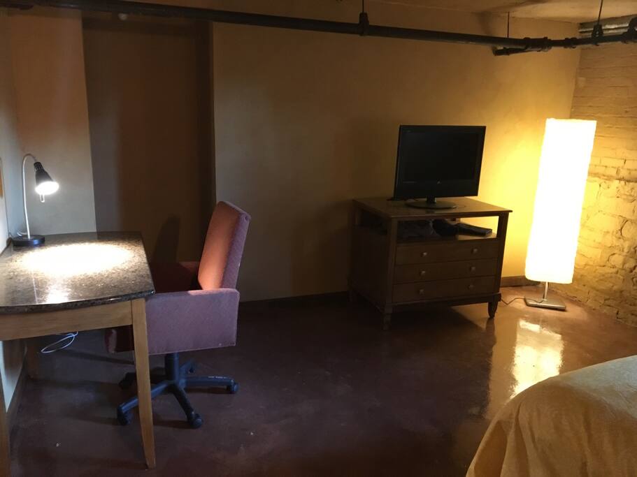 Egyptian Room - Free Parking, 1 block to CTA