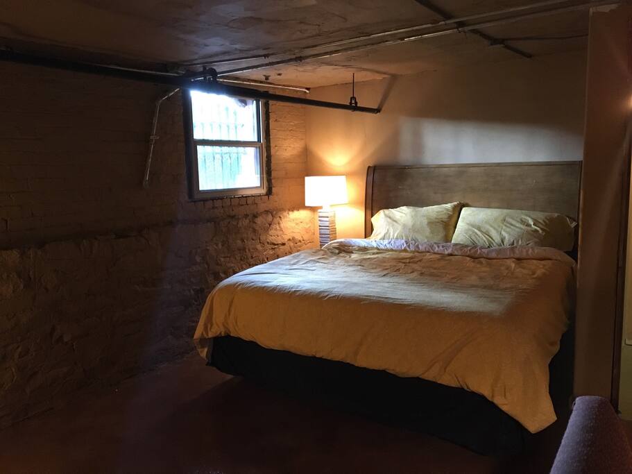 Egyptian Room - Free Parking, 1 block to CTA