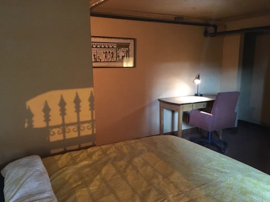 Egyptian Room - Free Parking, 1 block to CTA