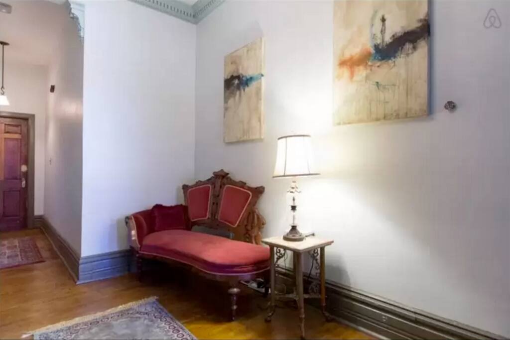 Egyptian Room - Free Parking, 1 block to CTA