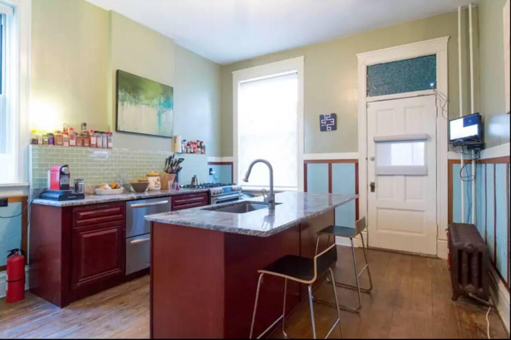 Egyptian Room - Free Parking, 1 block to CTA