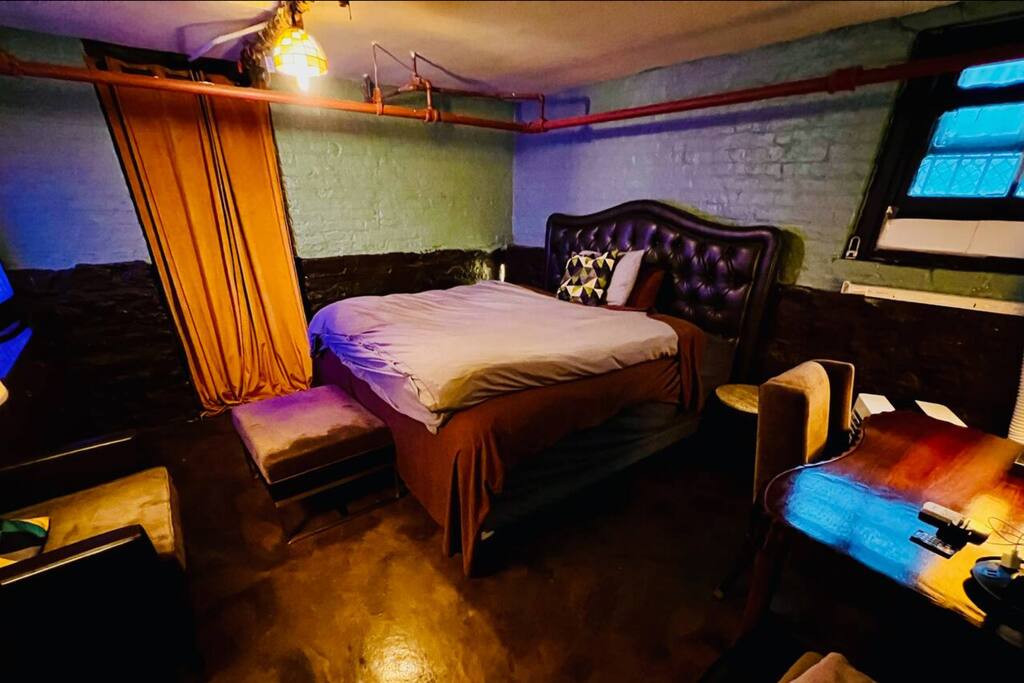 Cottage Crafts Room - Free Parking, 1 block to CTA