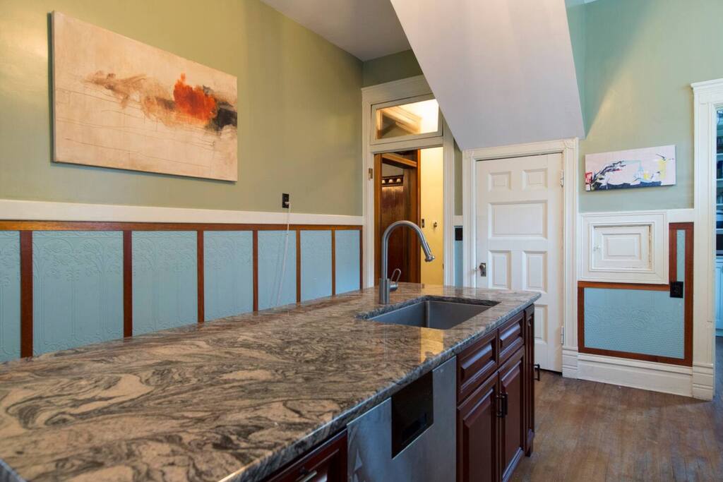 Cottage Crafts Room - Free Parking, 1 block to CTA