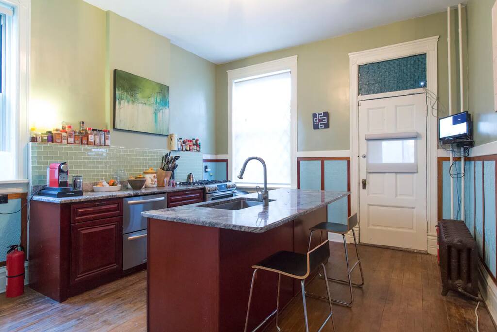 Cottage Crafts Room - Free Parking, 1 block to CTA