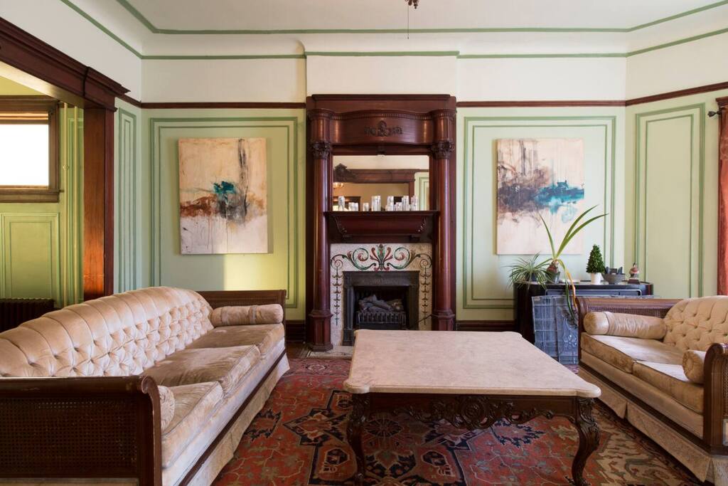 Cottage Crafts Room - Free Parking, 1 block to CTA