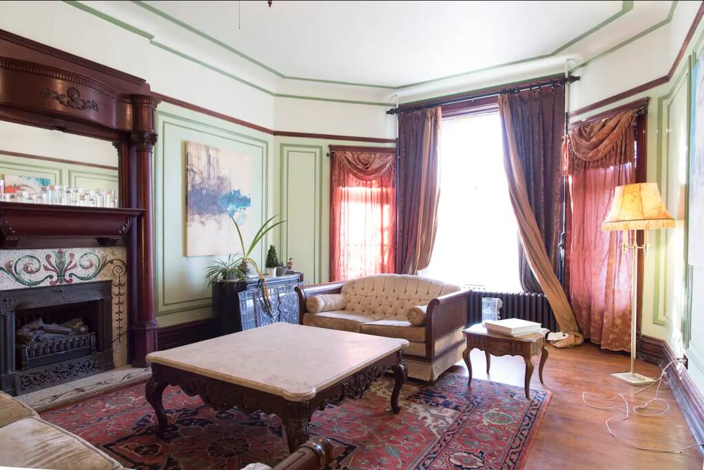 Cottage Crafts Room - Free Parking, 1 block to CTA
