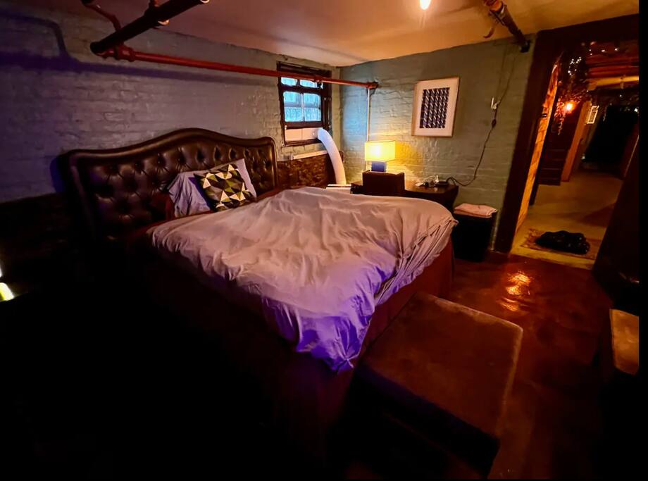 Cottage Crafts Room - Free Parking, 1 block to CTA