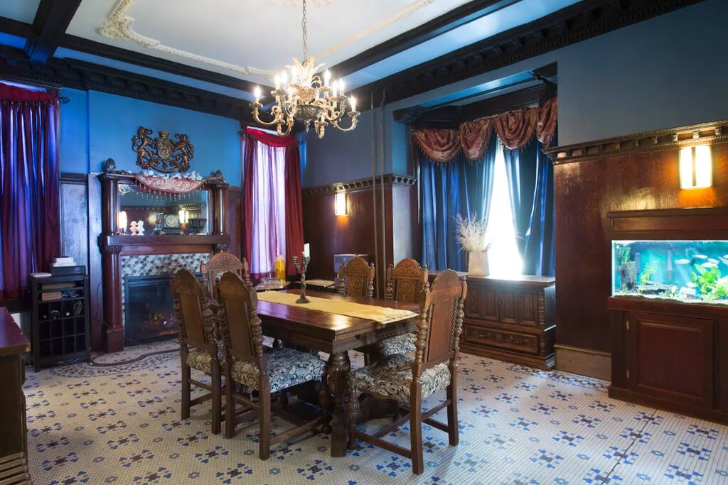 Cottage Crafts Room - Free Parking, 1 block to CTA