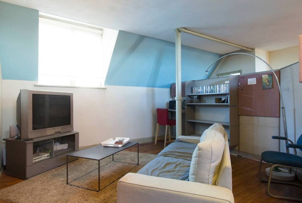 Cottage Crafts Room - Free Parking, 1 block to CTA