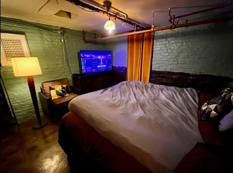 Cottage Crafts Room - Free Parking, 1 block to CTA