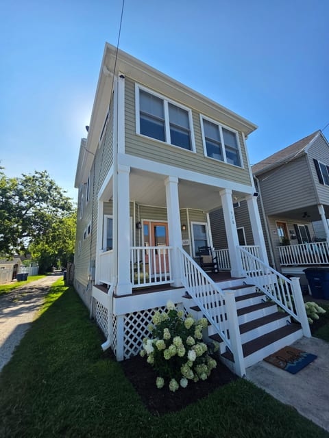 Stylish family getaway just steps away from the beach/town