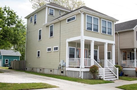 Stylish family getaway just steps away from the beach/town