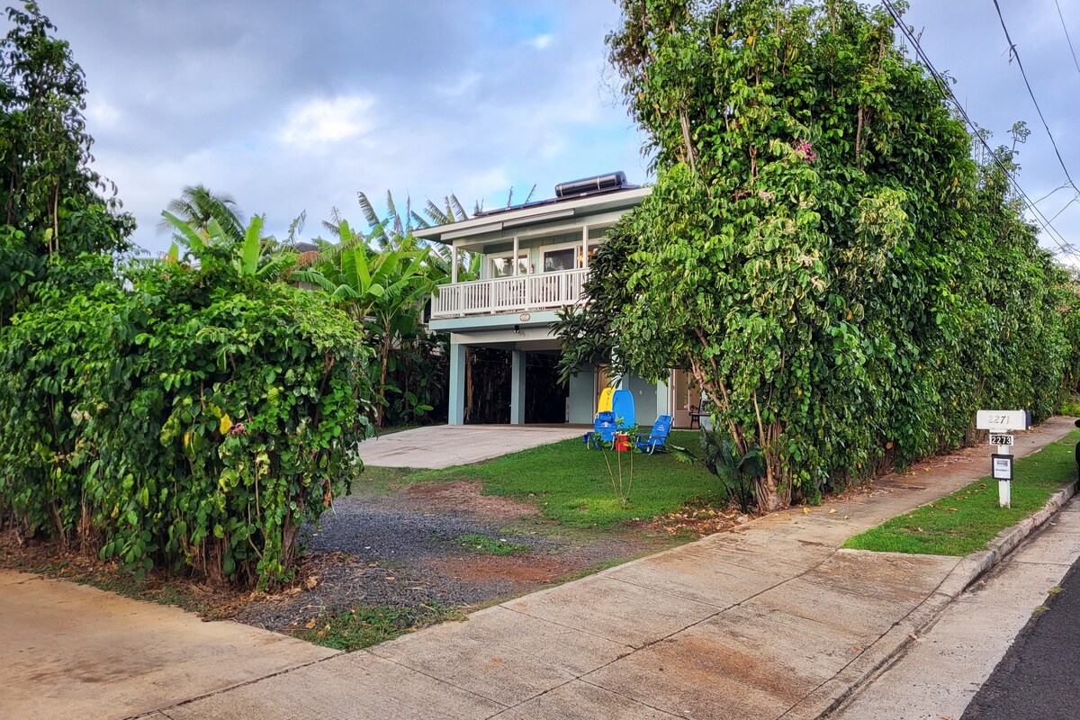 Coming home after a day on the beach. Hot water and electricity are provided by the abundant Poipu sunshine.