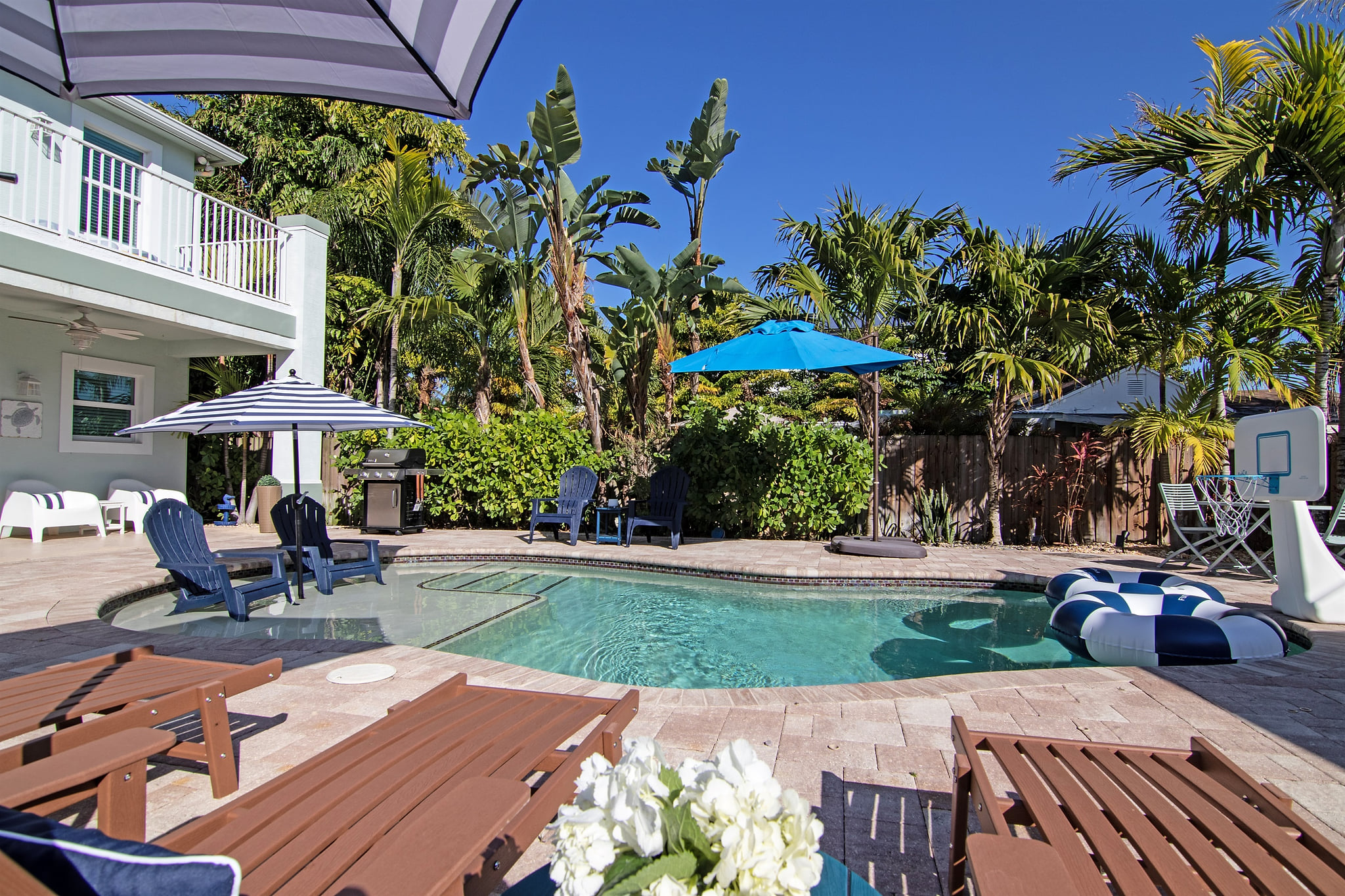 Welcome to Paradise Breezes and Paradise Cottage House. Your 4 bedroom (3 Kings-1 Queen) 3.5 bathroom, heated pool home awaits!