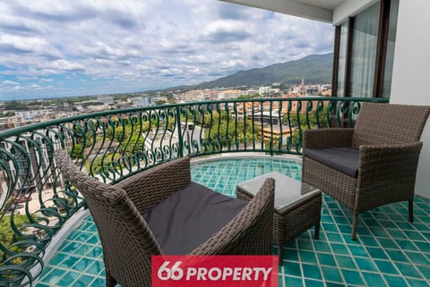 Penthouse Studio with Mountain View