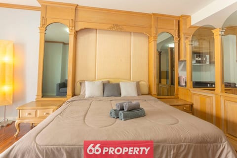 Penthouse Studio w Mountain View and Balcony