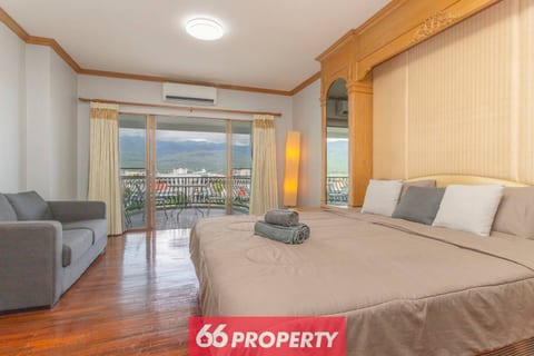 Penthouse Studio w Mountain View and Balcony