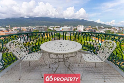 Penthouse Studio w Mountain View and Balcony