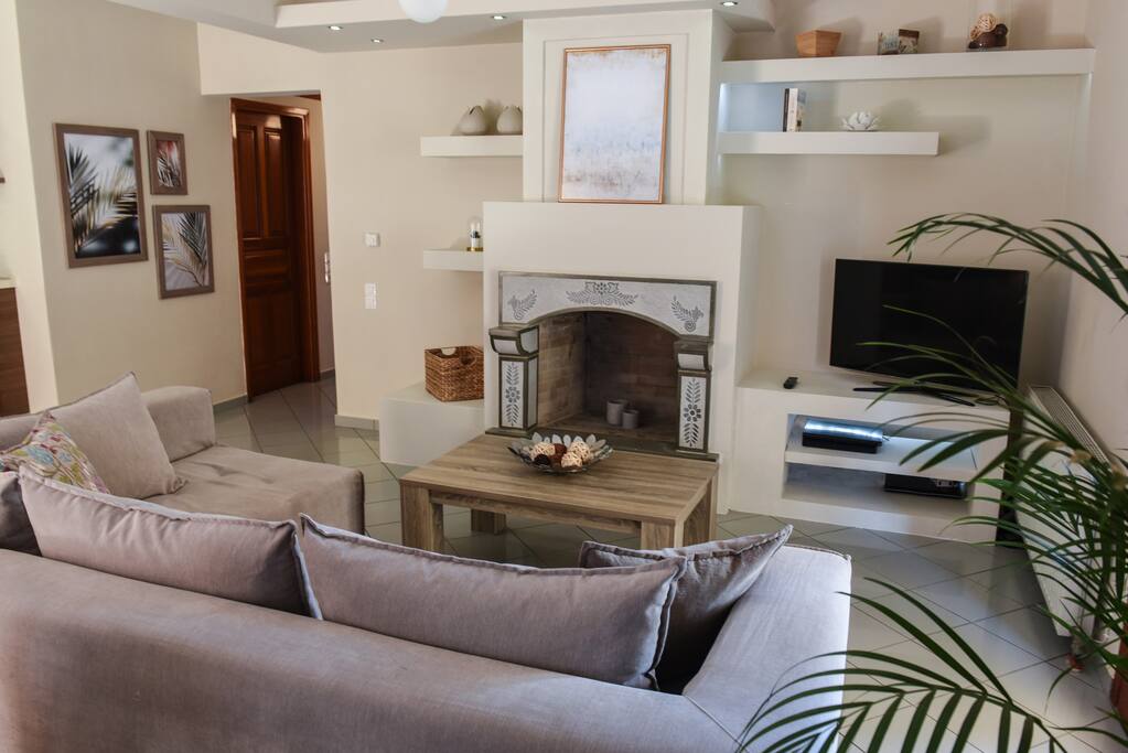 3-bedroom-family-home-in-elounda-center-euaggelia/