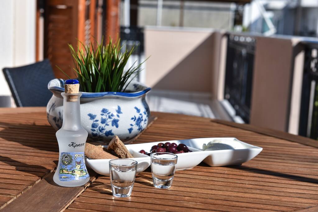 3-bedroom-family-home-in-elounda-center-euaggelia/