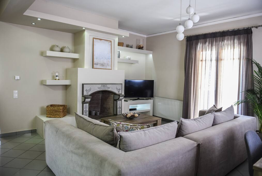 3-bedroom-family-home-in-elounda-center-euaggelia/