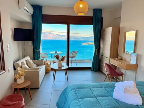 Bright seaview studio with balcony, cozy lounge, desk and queen bed