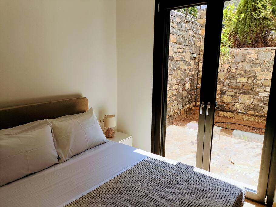 minimal-panoramic-sea-view-villa-in-elounda/