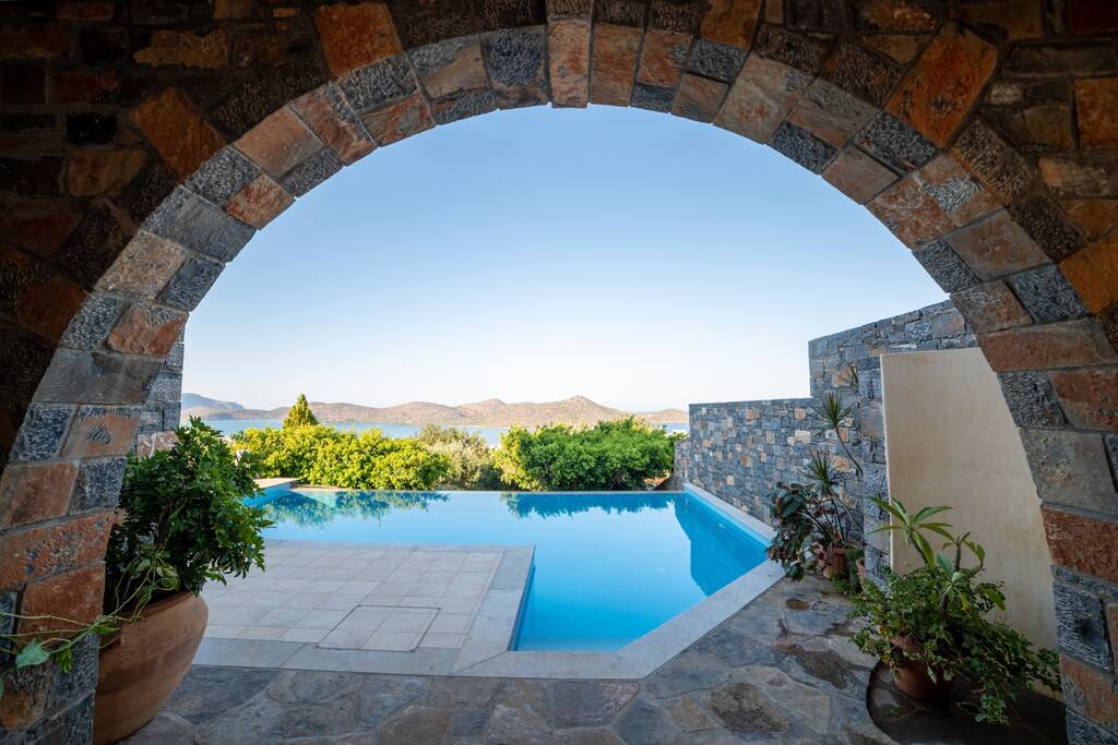 minimal-panoramic-sea-view-villa-in-elounda/