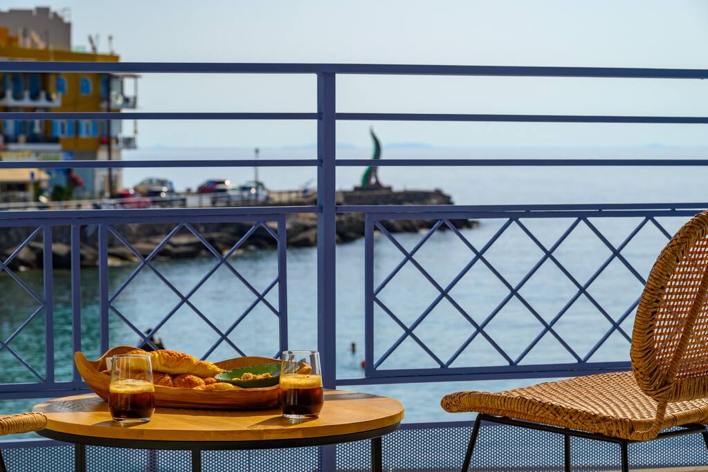 beachfront-luxury-3-bedroom-apt-agios-nikolaos/