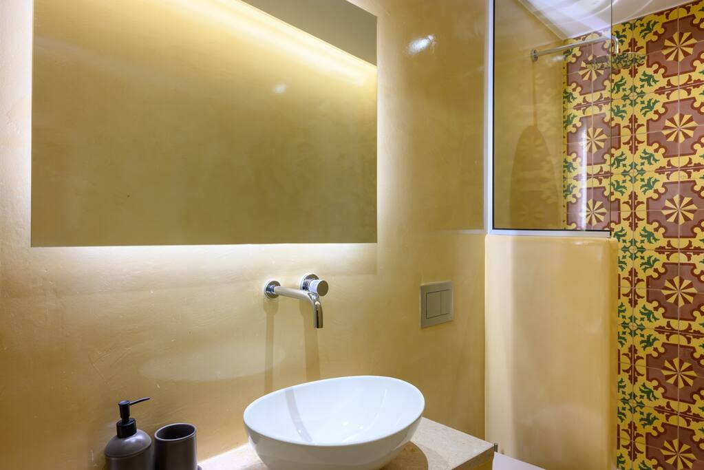 20-seconds-to-the-beach-deluxe-apartment/