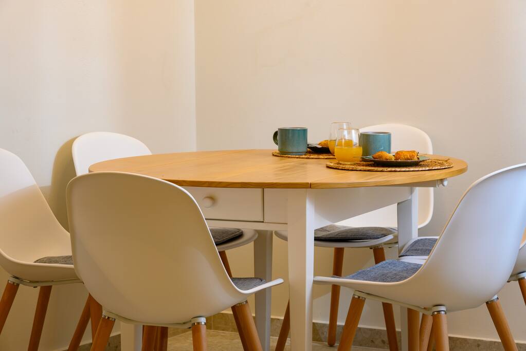 20-seconds-to-the-beach-deluxe-apartment/