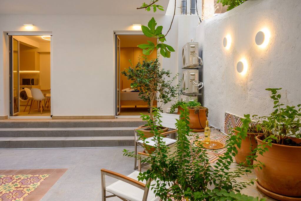 20-seconds-to-the-beach-deluxe-apartment/