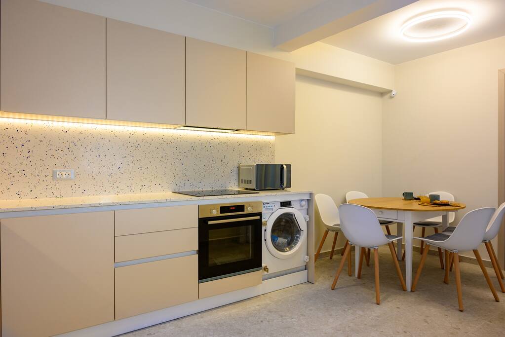 20-seconds-to-the-beach-deluxe-apartment/