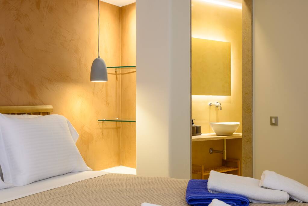 20-seconds-to-the-beach-deluxe-apartment/