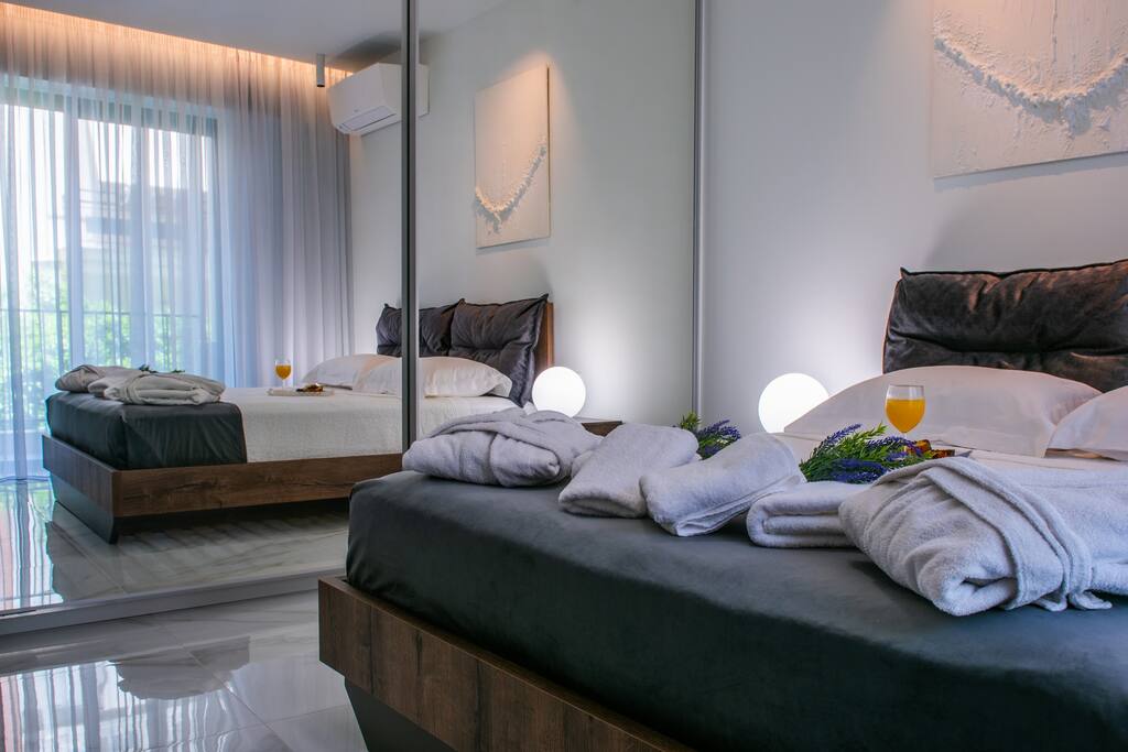 oikos-luxury-central-apartment/