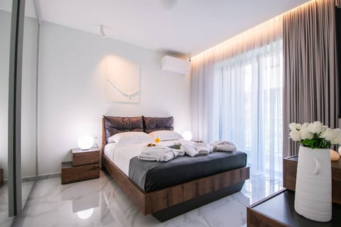 Oikos luxury central apartment
