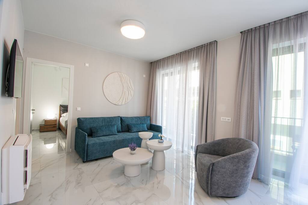 oikos-luxury-central-apartment/