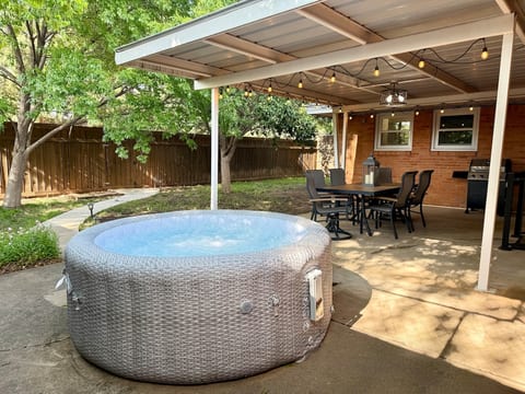 Gallery Getaway - HotTub - Ping Pong image 2