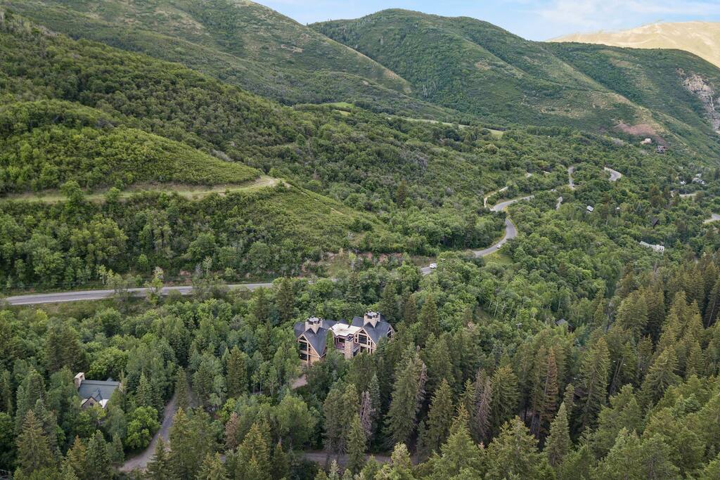 massive-sundance-cabin-huge-hot-tub-sleeps-40+/