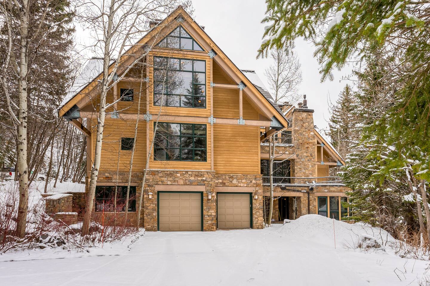 Massive Sundance Cabin, Huge hot tub, Sleeps 40+