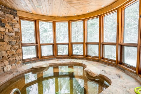 Massive Sundance Cabin, Huge hot tub, Sleeps 40+