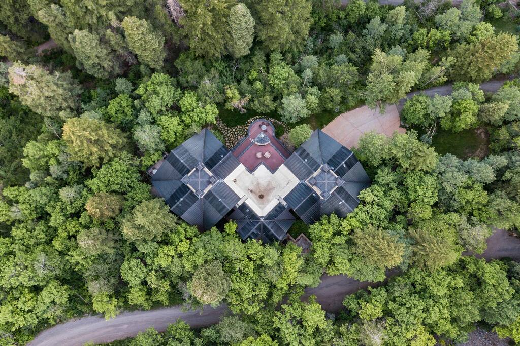 massive-sundance-cabin-huge-hot-tub-sleeps-40+/
