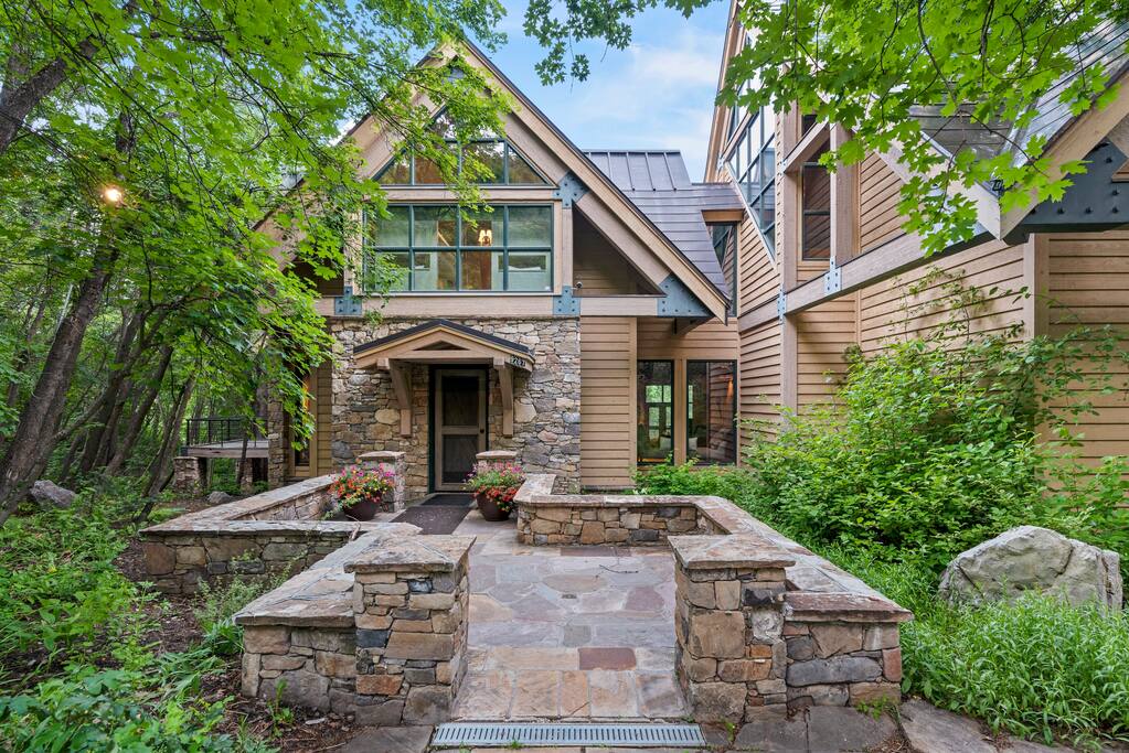 massive-sundance-cabin-huge-hot-tub-sleeps-40+/