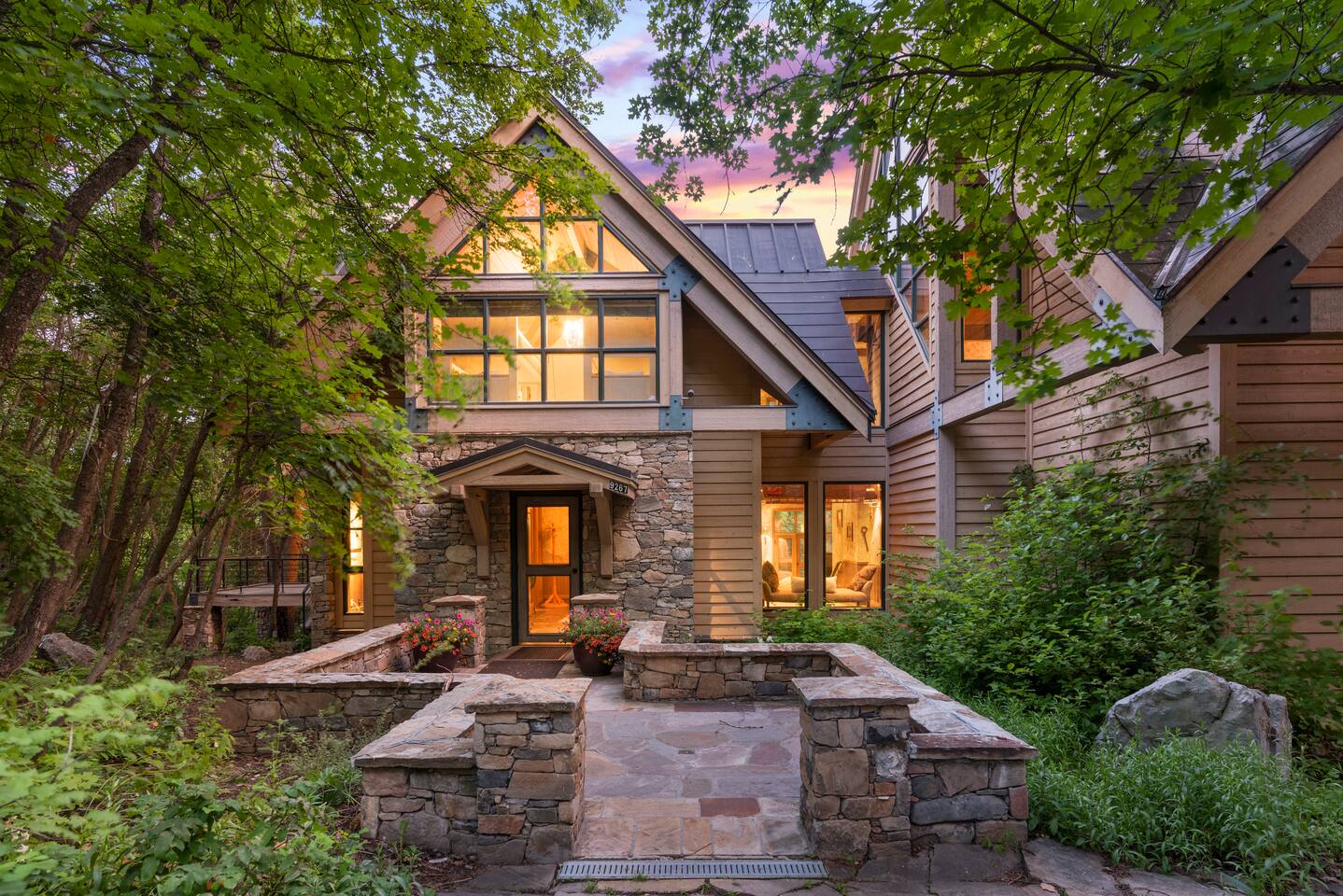 Massive Sundance Cabin, Huge hot tub, Sleeps 40+