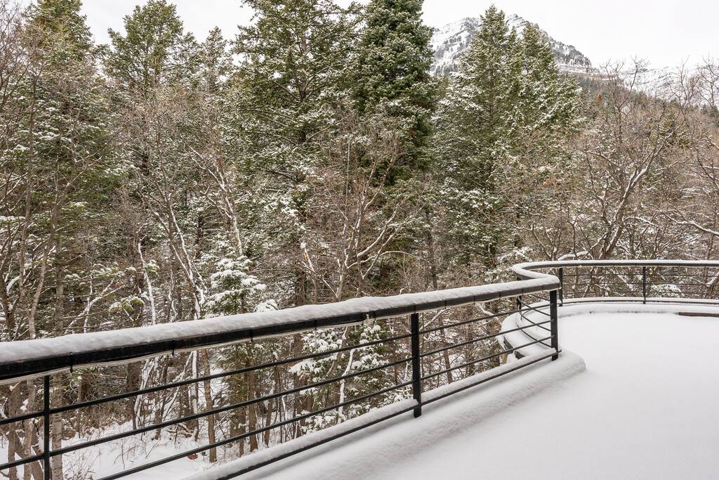 massive-sundance-cabin-huge-hot-tub-sleeps-40+/