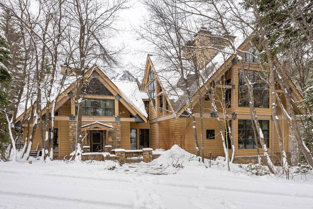 massive-sundance-cabin-huge-hot-tub-sleeps-40+/