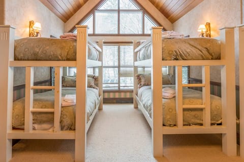 Massive Sundance Cabin, Huge hot tub, Sleeps 40+