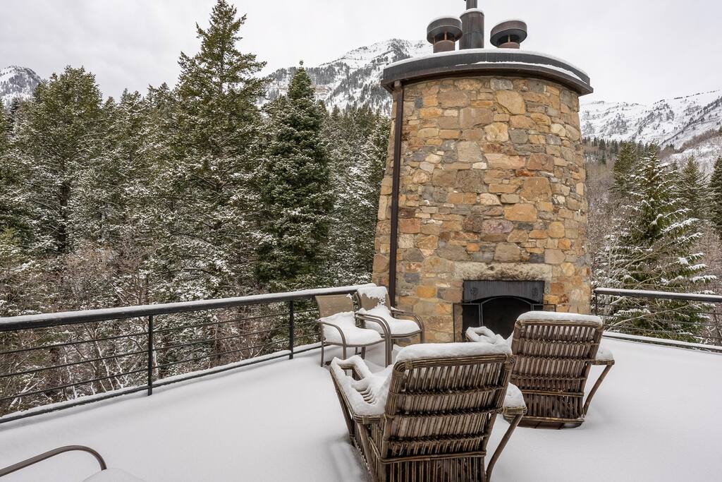 massive-sundance-cabin-huge-hot-tub-sleeps-40+/